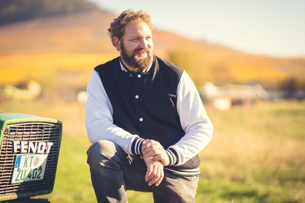 Stefan kennt sein Handwerk Stefan am Traktor